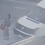 Trabzon’da dolmuş bekleyen kadın minibüsün altında kaldı