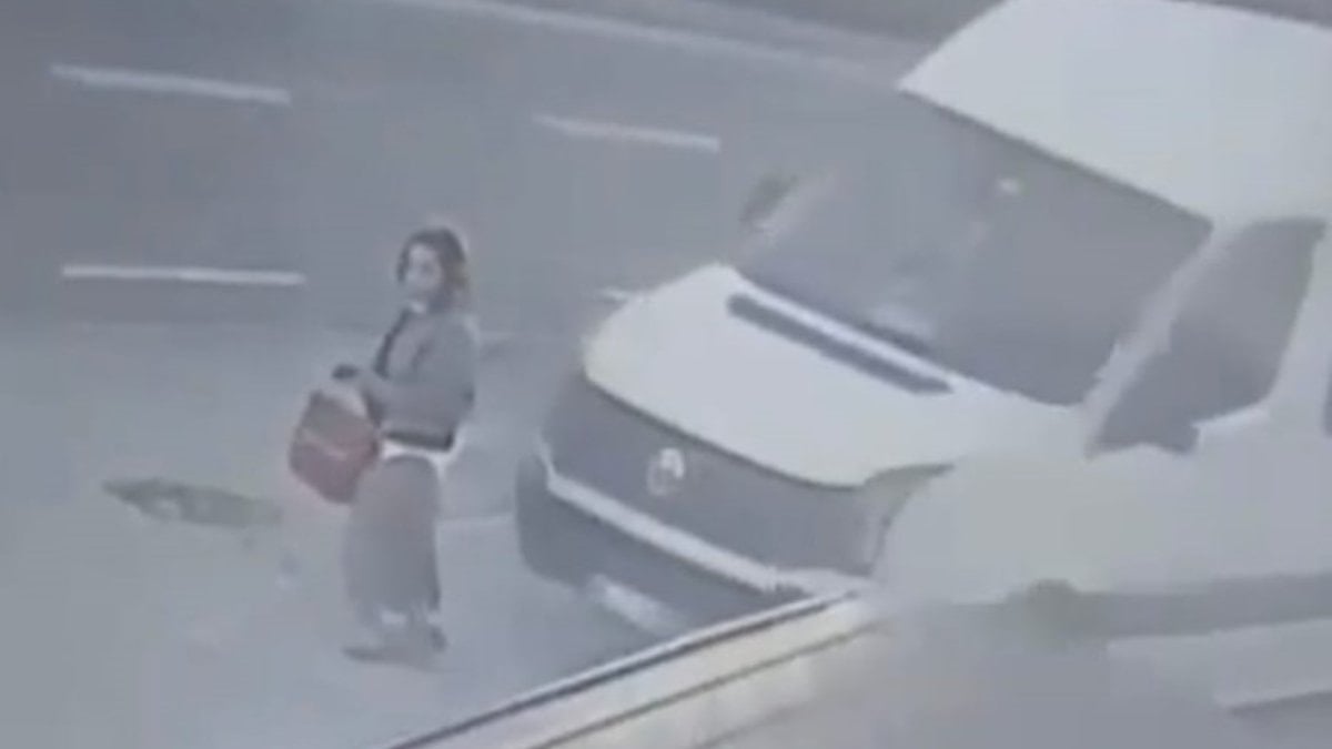 Trabzon’da dolmuş bekleyen kadın minibüsün altında kaldı