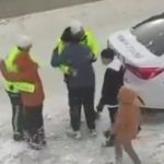 Van’da kar altında yürekleri ısıtan anlar: Kartopu oynadıkları polisleri sarılarak uğurladılar