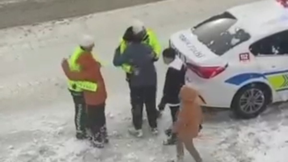 Van’da kar altında yürekleri ısıtan anlar: Kartopu oynadıkları polisleri sarılarak uğurladılar
