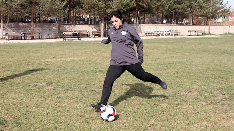 Vanlı Hümeyra’nın azim dolu yolculuğu: Sokak aralarından yeşil sahalara