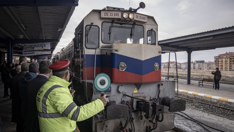 Yeni sezonun ilk seferine çıkan Turistik Doğu Ekspresi Erzurum’a ulaştı