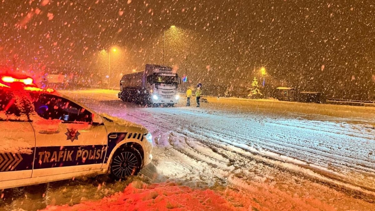 Yoğun kar nedeniyle D-100 Gerede–Karabük arası trafiğe kapatıldı