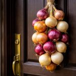 Yunanlılar yılbaşı gecesi kapıya soğan asıyor: İşte sebebi