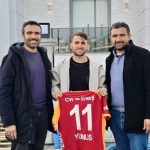 Yunus Akgün yeni evinin önünde formayla poz verdi