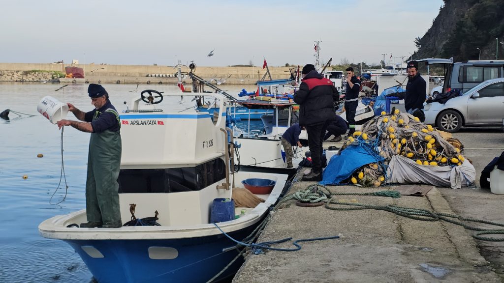 Zonguldak’ta balıkçılar havaların sıcak olmasından dertli