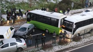 Zonguldak’ta buzlanan yolda kaza