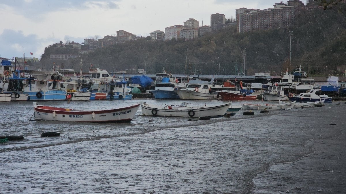 Zonguldak’ta deniz taştı, kardan 81 köy yolu kapandı