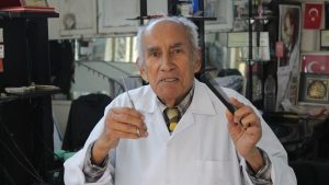 Adana’da 80 yaşında, 66 yıldır berberlik yapıyor
