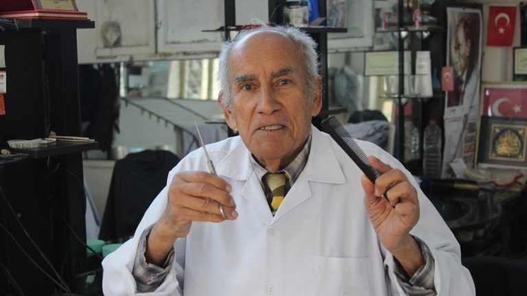 Adana’da 80 yaşında, 66 yıldır berberlik yapıyor