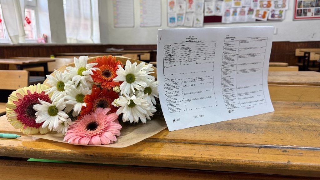 Adana’da babaları tarafından öldürülen kardeşlerin sırasına çiçekler bırakıldı