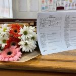 Adana’da babaları tarafından öldürülen kardeşlerin sırasına çiçekler bırakıldı