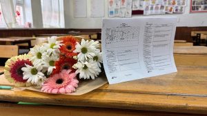 Adana’da babaları tarafından öldürülen kardeşlerin sırasına çiçekler bırakıldı