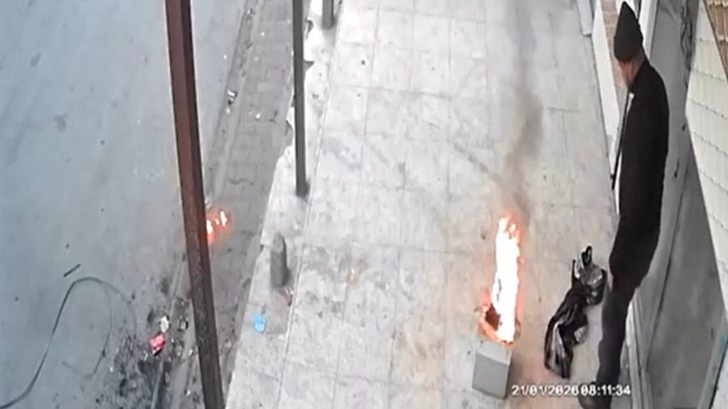 Adana’da benzinle harlamaya çalıştığı ateş aniden parladı: Panik anları kamerada