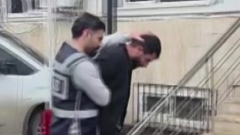 Adana’da boşanma aşamasındaki eşinin evine saldıran şahıs tutuklandı