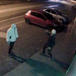 Adana’da düğün organizatörü kız kardeşlerin iş yerine kaldırım taşıyla saldırdılar