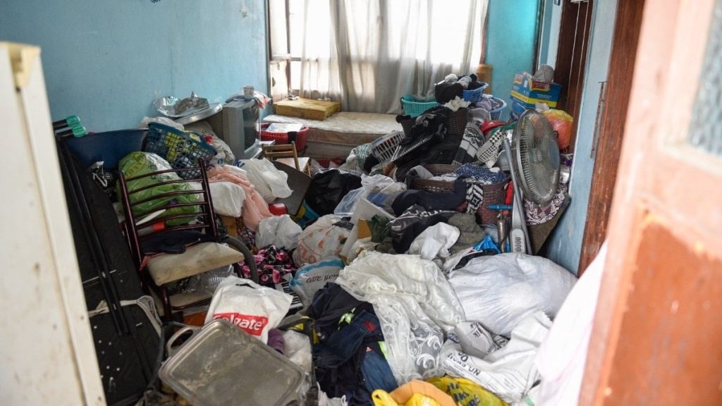 Adana’da evden 1 kamyon çöp çıktı