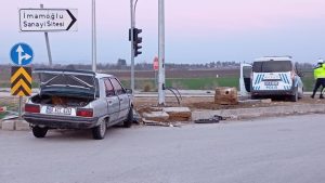 Adana’da kaçan otomobilin çarptığı polis aracındaki 3 polis yaralandı