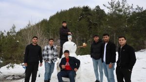 Adana’da kardan adama sucuk ekmek ve şalgam ikram ettiler