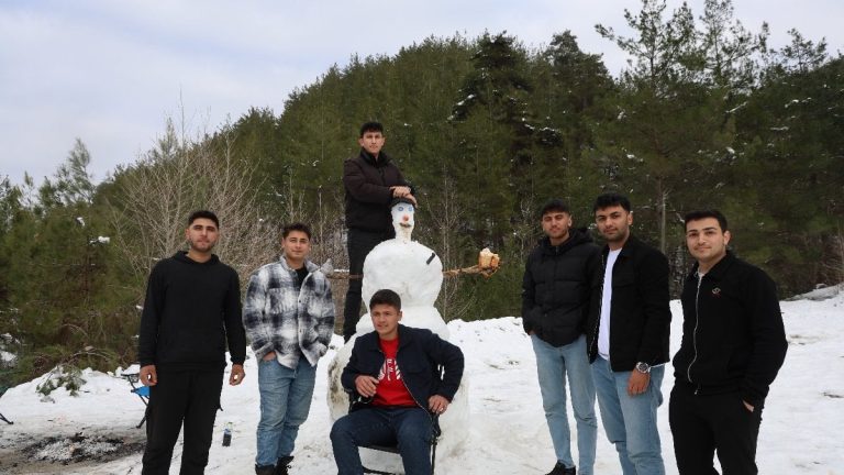 Adana’da kardan adama sucuk ekmek ve şalgam ikram ettiler