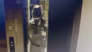 Adana’da kaskla apartmana giren şüpheli idrarını yapıp damdaki kuşları çaldı