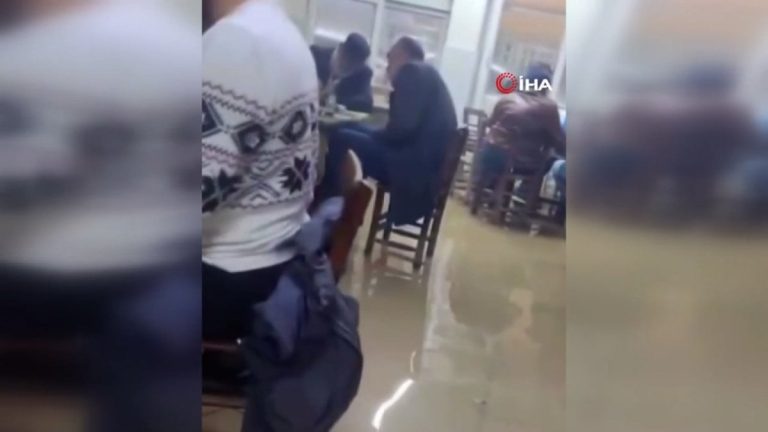 Adana’da kıraathaneyi su basması da oyuna engel olmadı