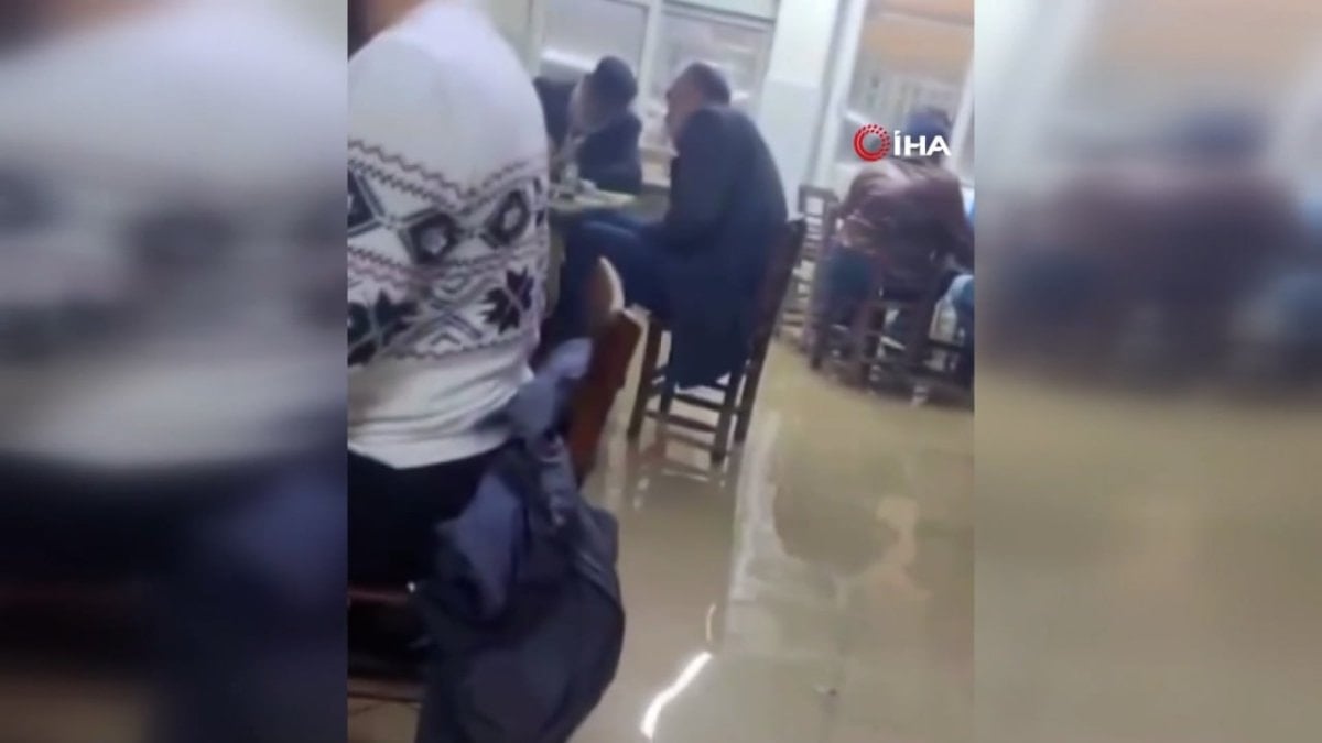 Adana’da kıraathaneyi su basması da oyuna engel olmadı