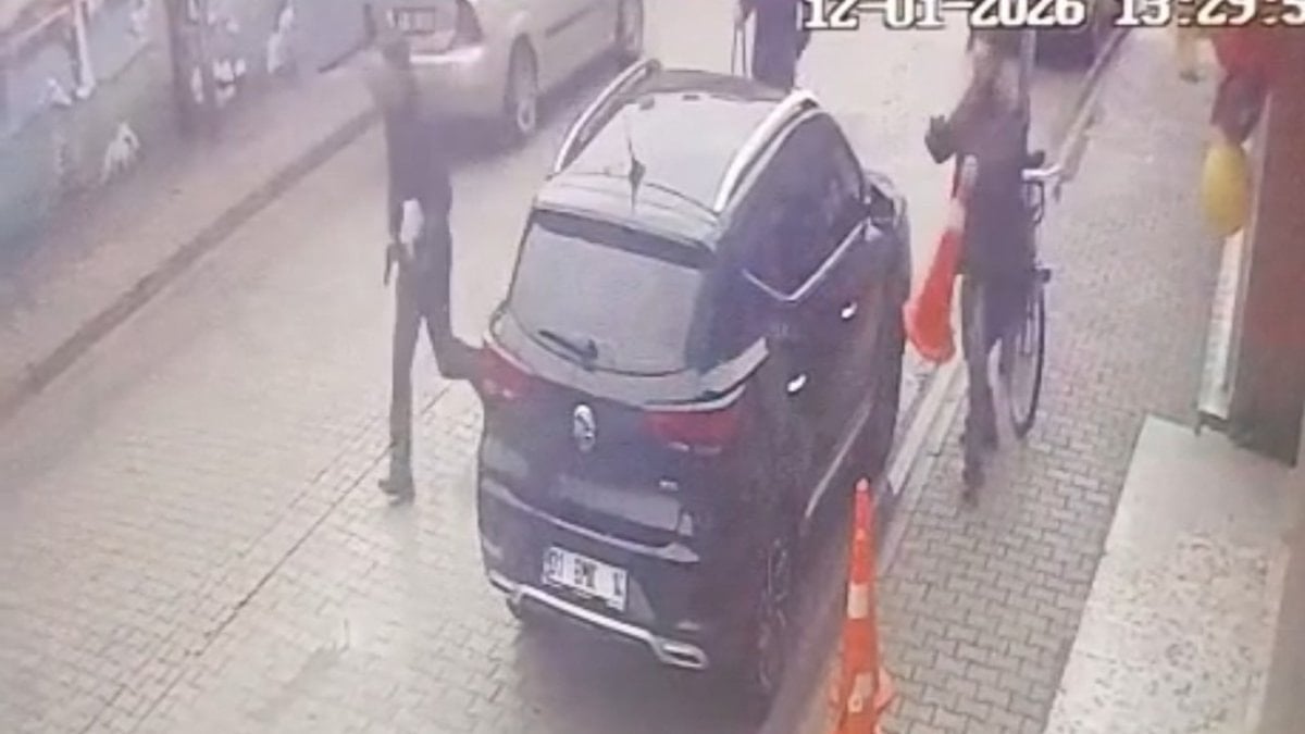 Adana’da okul önünde öğretmene yumruk atıp ateş etti