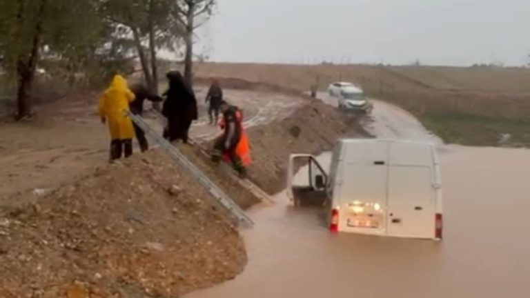 Adana’da sağanak: Yollar göle döndü, itfaiye seferber oldu