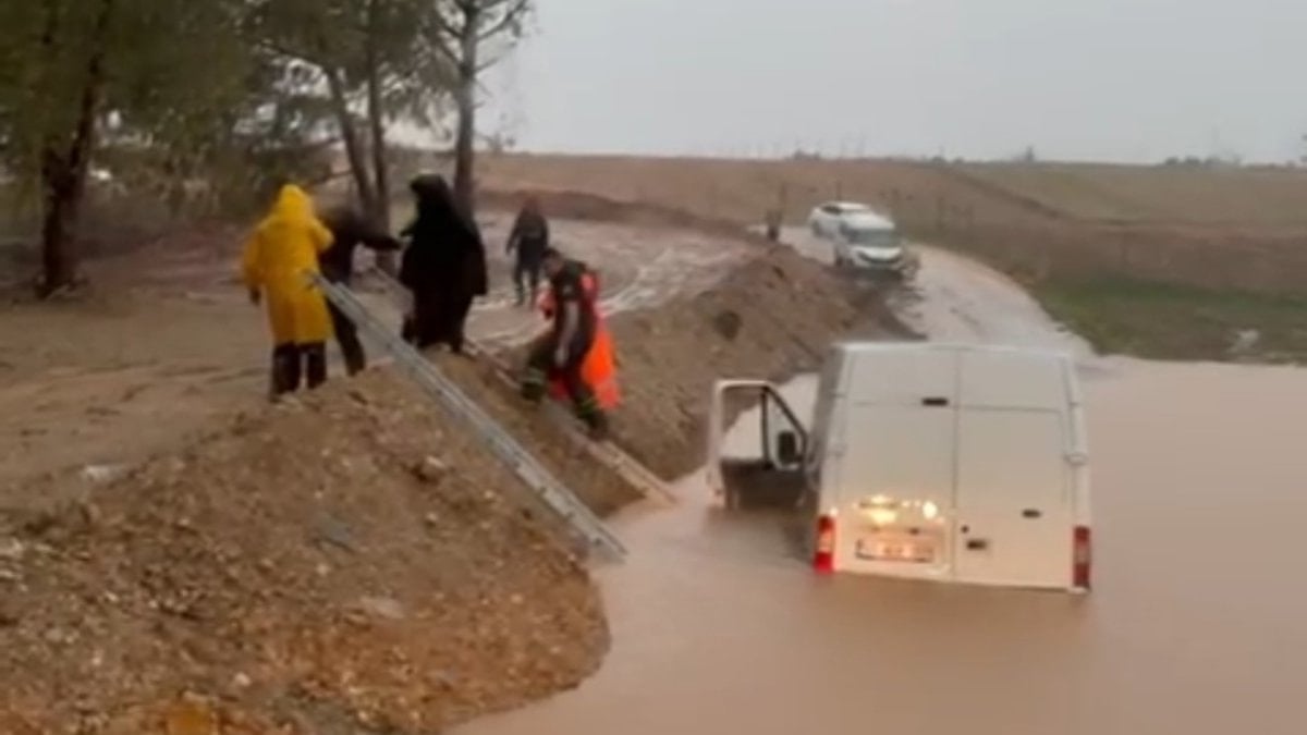 Adana’da sağanak: Yollar göle döndü, itfaiye seferber oldu