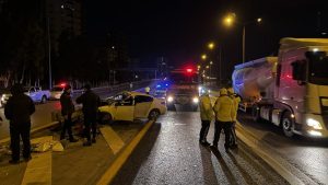 Adana’da tıra çarpan otomobilin sürücüsü hayatını kaybetti