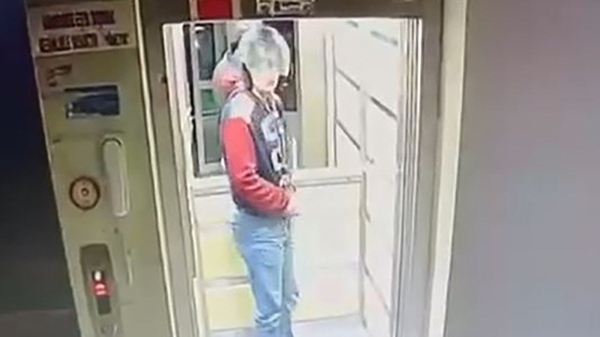 Adana’da yaşadığı apartmanın asansörüne idrarını yapıp kuşlarını çaldı: Güvercinlerimi geri getir