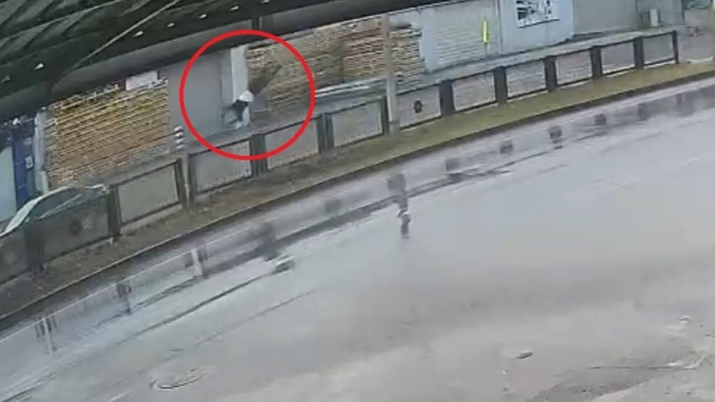 Adana’da yaya geçidinden geçmek isteyen yaşlı adam otomobilin çarpmasıyla hayatını kaybetti