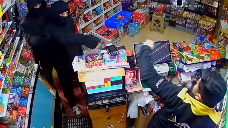 Afyonkarahisar’da girdikleri marketi soydular