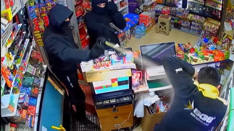 Afyonkarahisar’da market sahibine dehşeti yaşattılar: Gaspçıları polis yakaladı