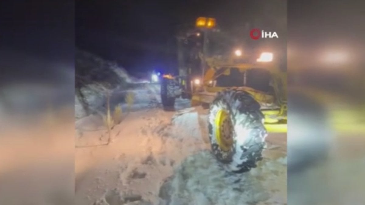 Afyonkarahisar’da vatandaşlar kar ve tipide mahsur kaldı