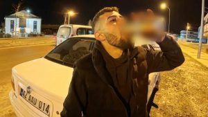 Aksaray’da alkollü yakalanan sürücü, ceza makbuzuyla içmeye devam etti