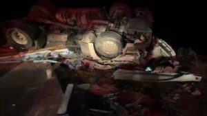 Aksaray’da yaşanan trafik kazasında devrilen tırın sürücüsü hayatını kaybetti