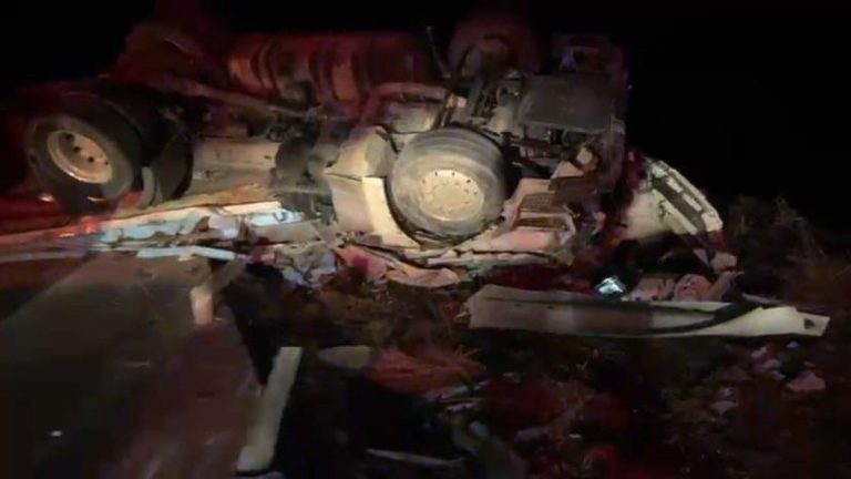 Aksaray’da yaşanan trafik kazasında devrilen tırın sürücüsü hayatını kaybetti