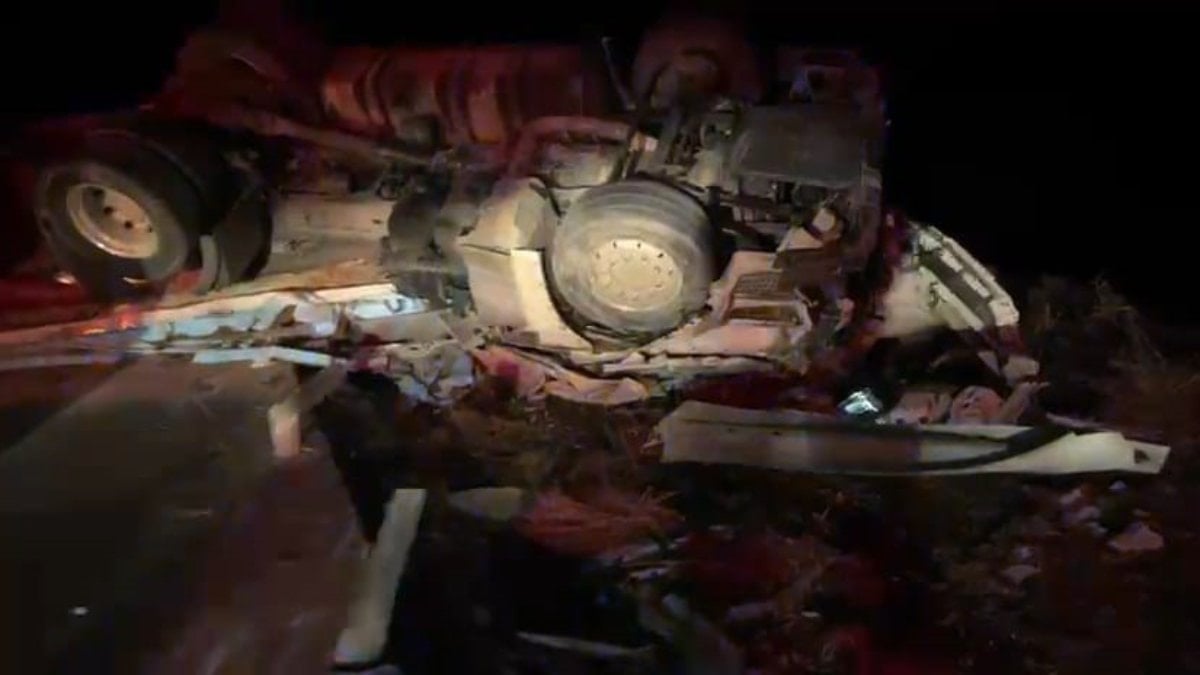 Aksaray’da yaşanan trafik kazasında devrilen tırın sürücüsü hayatını kaybetti