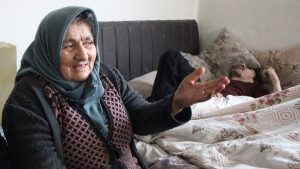 Amasya’da engelli evlatlarına ömrünü adayan kadına yılın annesi ödülü verildi