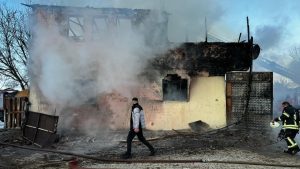 Amasya’da iki katlı ev çıkan yangında kullanılamaz hale geldi