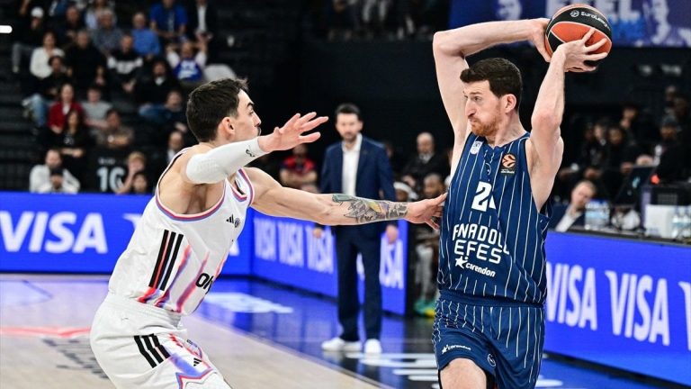 Anadolu Efes evinde Paris’e yenildi