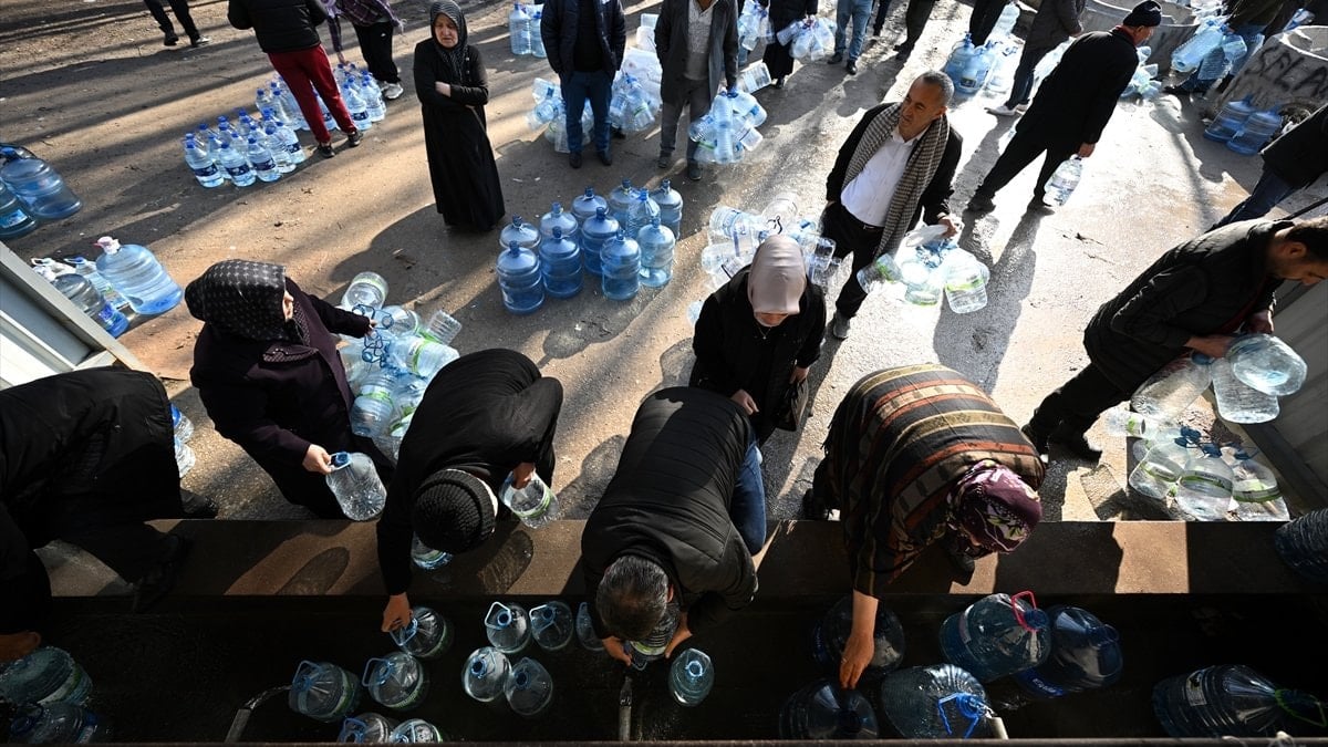 Ankara’da kesintiler nedeniyle vatandaşlar çeşmelerden su dolduruyor