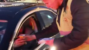 Ankara’da trafikte kalanlara papatya çayı dağıtıldı