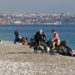 Antalya, yılın ilk hafta sonunda güneşli havayı fırsat bilerek sahillere akın etti