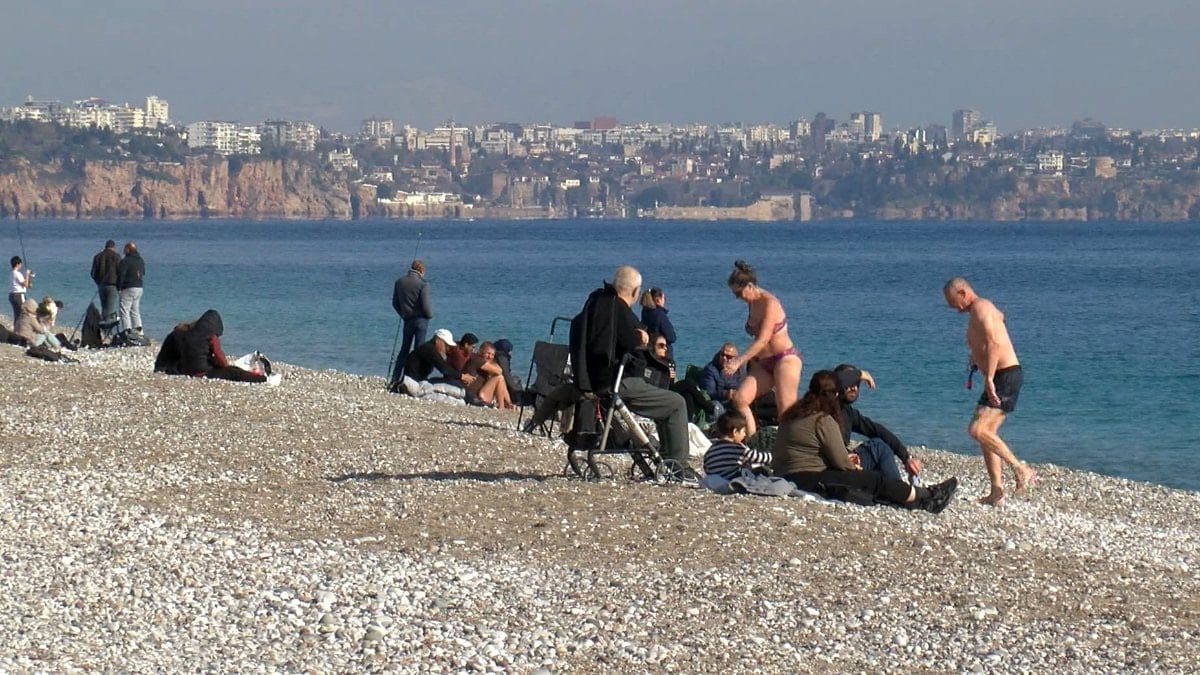 Antalya, yılın ilk hafta sonunda güneşli havayı fırsat bilerek sahillere akın etti