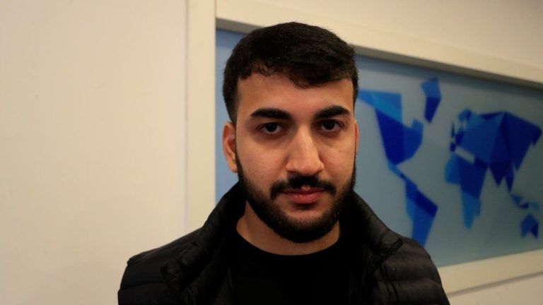 Antalya’da dövme sildirmek isterken elindeki dokuları kaybetti