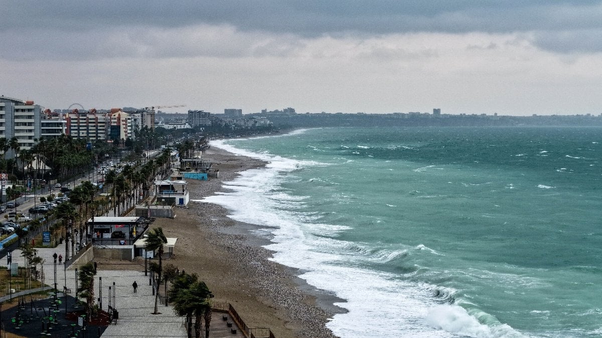 Antalya’da fırtınanın ardından denizde dev dalgalar oluştu