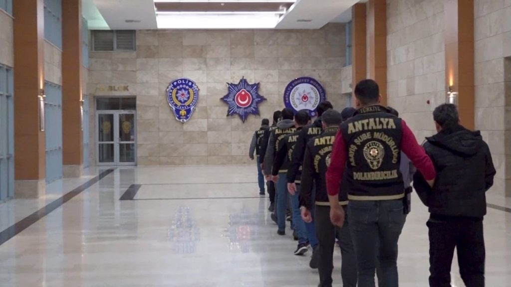 Antalya’da kendilerini polis ve savcı olarak tanıtıp 16 milyon liralık vurgun yaptılar